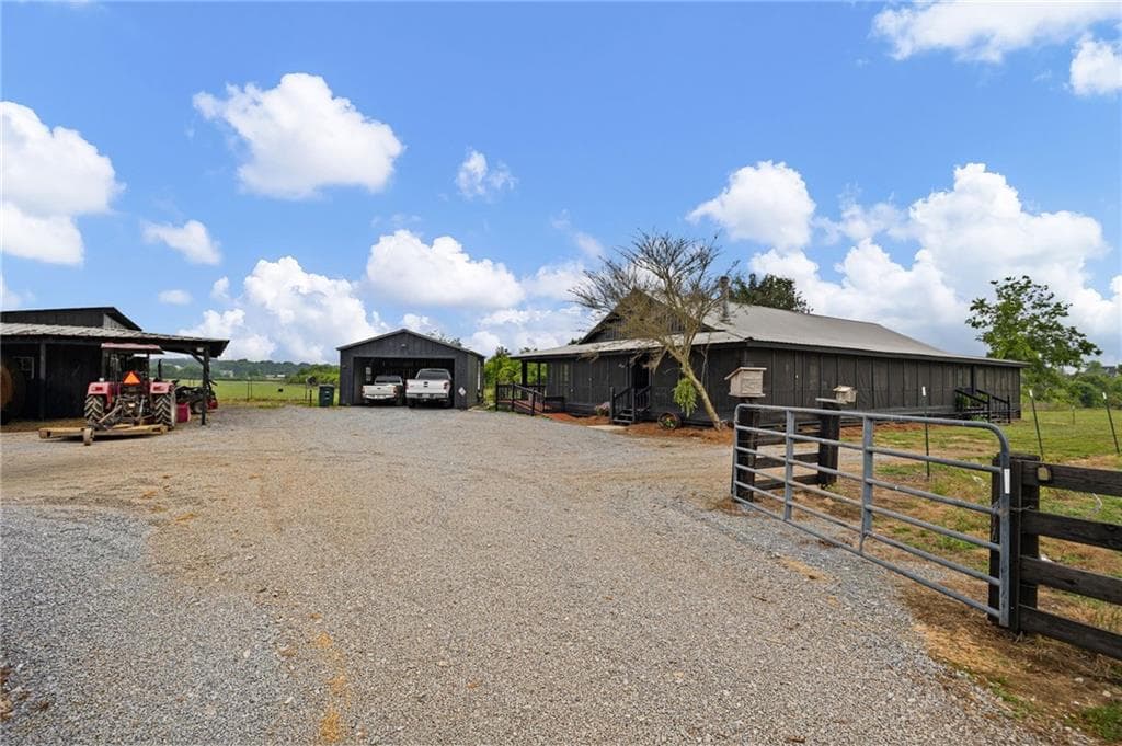 5 bedroom, 3 bathroom, 3,400 sq ft single family residence for sale at 215 Erwin Road, Adairsville, GA 30103 — photo 2