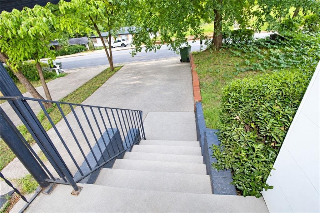 3 bedroom, 1 bathroom, 980 sq ft single family residence for sale at 541 W Lake Avenue, Atlanta, GA 30318 — photo 3