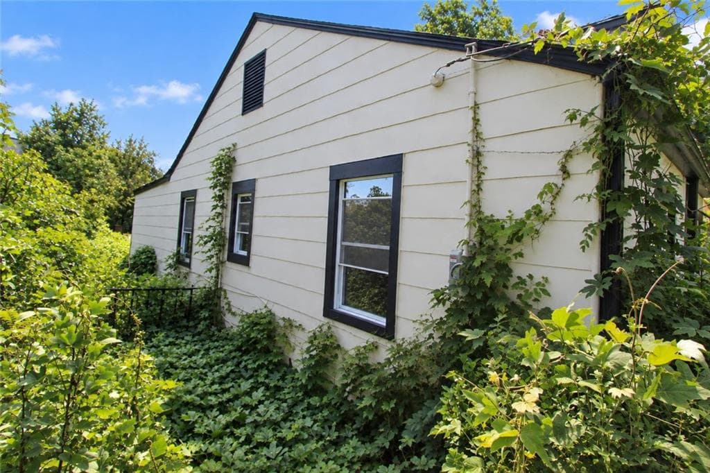 3 bedroom, 1 bathroom, 980 sq ft single family residence for sale at 541 W Lake Avenue, Atlanta, GA 30318 — photo 6