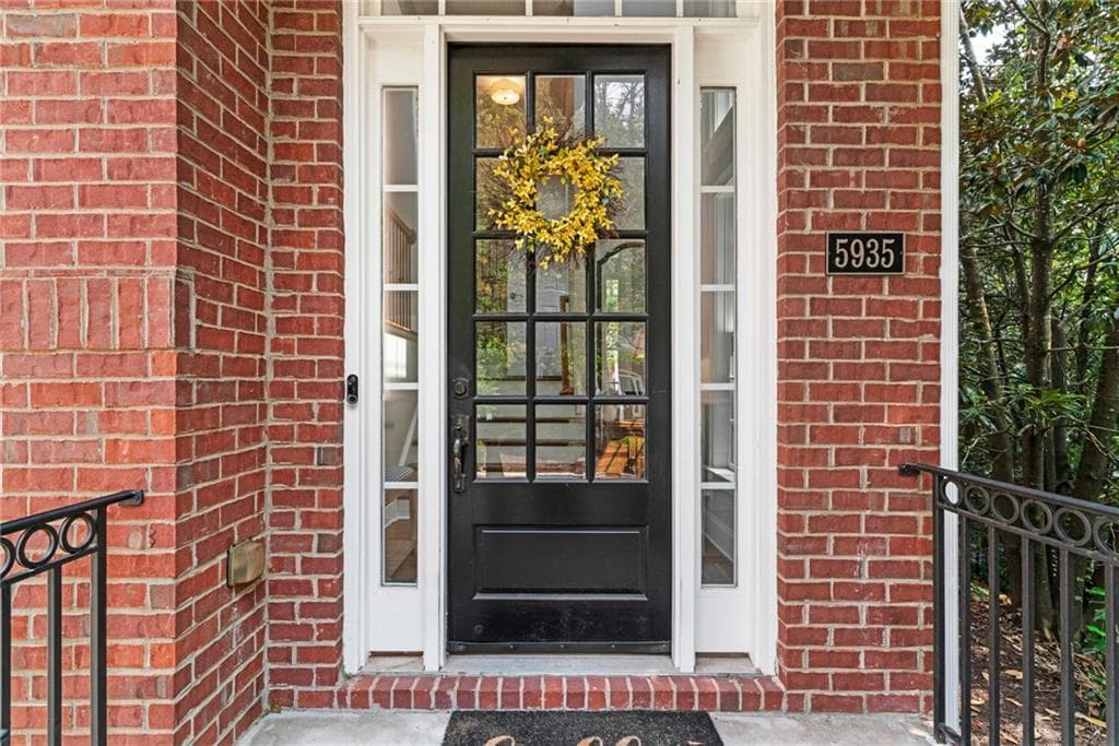 3 bedroom, 4 bathroom, 3,400 sq ft townhouse under contract at 5935 Reddington Way, Sandy Springs, GA 30328 — photo 2