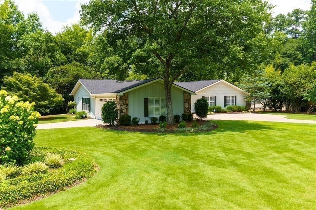 4 bedroom, 3 bathroom, 2,264 sq ft single family residence under contract at 815 Fairfield Drive, Marietta, GA 30068 — photo 3