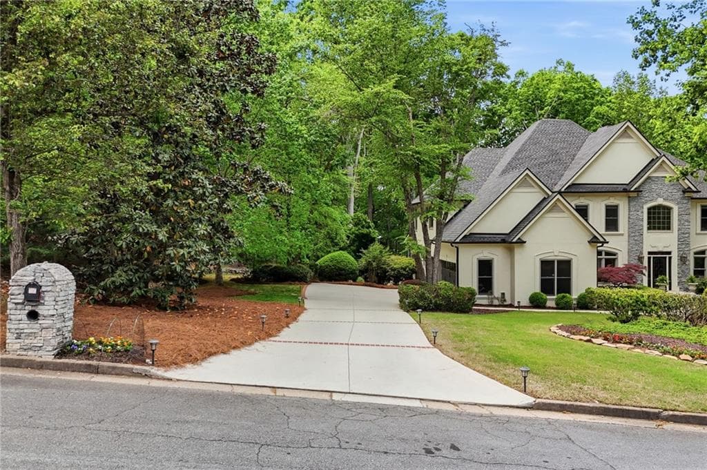 7 bedroom, 4 bathroom, 6,010 sq ft single family residence for sale at 630 Danas Ridge Drive, Roswell, GA 30075 — photo 6