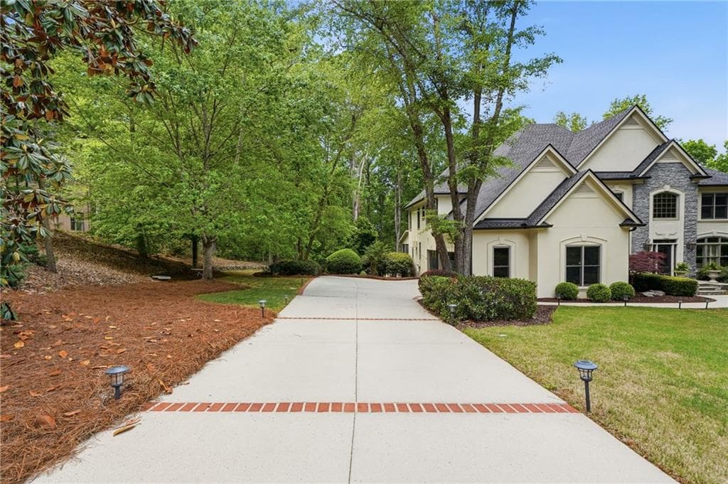 7 bedroom, 4 bathroom, 6,010 sq ft single family residence for sale at 630 Danas Ridge Drive, Roswell, GA 30075 — photo 4