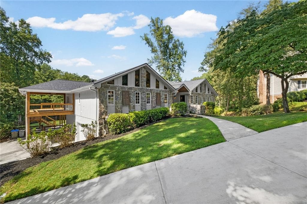 5 bedroom, 4 bathroom, 4,311 sq ft single family residence under contract at 35 Green Chase Court, Roswell, GA 30075 — photo 2