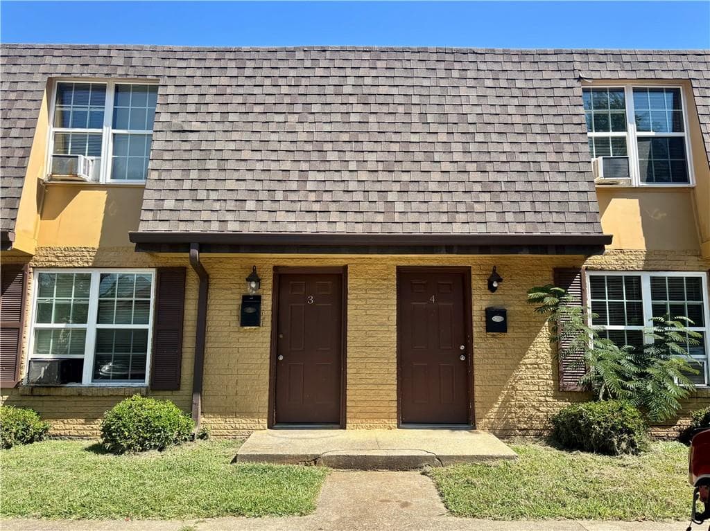 2 bedroom, 2 bathroom, 900 sq ft townhouse for rent at 3198 Washington Road 4, Atlanta, GA 30344 for $1,500 a month — photo 1 of 14