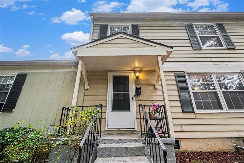 2 bedroom, 1 bathroom, 882 sq ft condominium for sale at 1345 Old Coach Road 15, Marietta, GA 30008 — photo 1 of 13