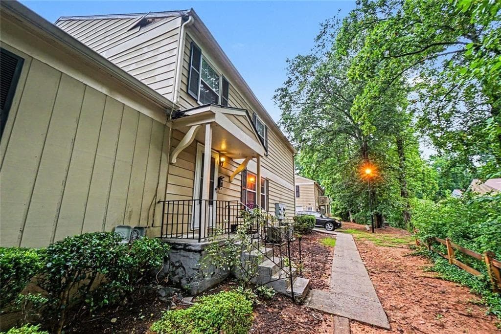 2 bedroom, 1 bathroom, 882 sq ft condominium for sale at 1345 Old Coach Road 15, Marietta, GA 30008 — photo 2