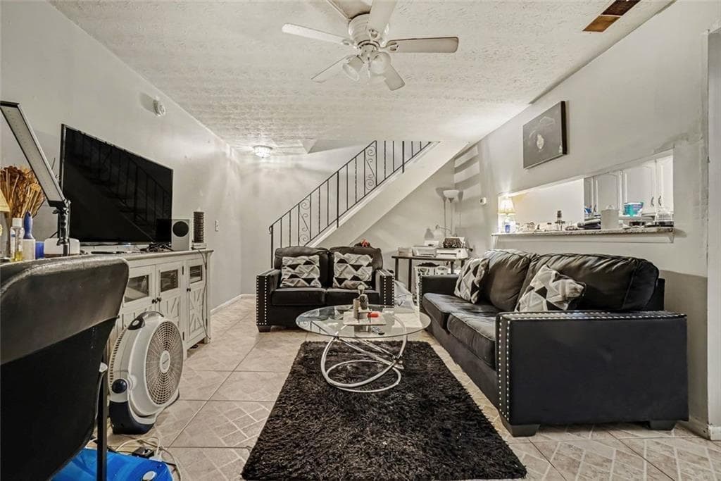2 bedroom, 1 bathroom, 882 sq ft condominium for sale at 1345 Old Coach Road 15, Marietta, GA 30008 — photo 3