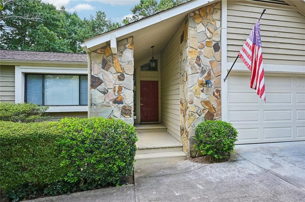 3 bedroom, 3 bathroom, 2,512 sq ft single family residence for sale at 1008 Muirfield Drive, Marietta, GA 30068 — photo 2