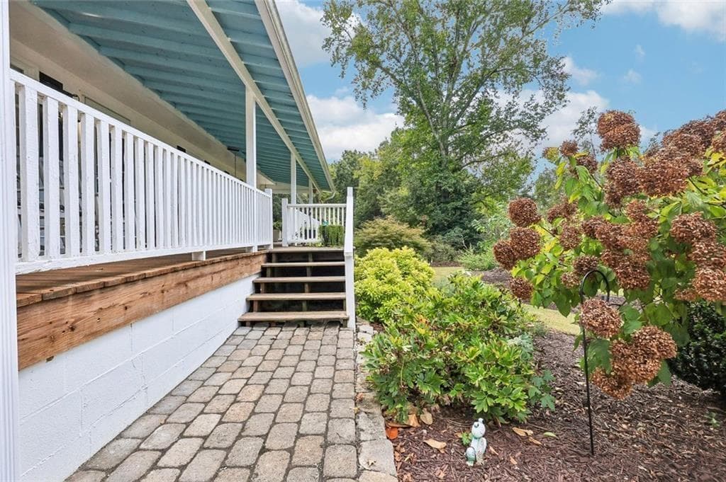 3 bedroom, 2 bathroom, 1,950 sq ft single family residence for sale at 3011 Lawton Lane, Athens, GA 30601 — photo 3