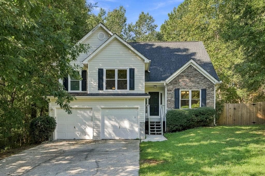 3 bedroom, 3 bathroom, 1,760 sq ft single family residence for sale at 2140 Amberly Glen Way, Dacula, GA 30019