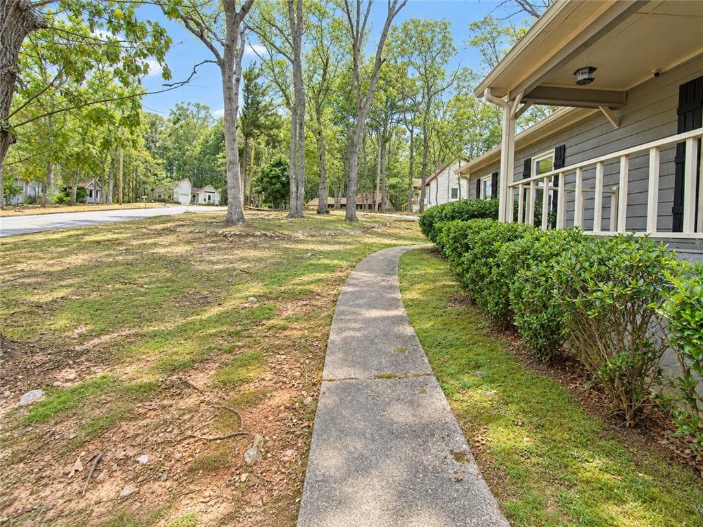 3 bedroom, 2 bathroom, 1,476 sq ft single family residence for sale at 4085 Bent Oak Court, Douglasville, GA 30135 — photo 4
