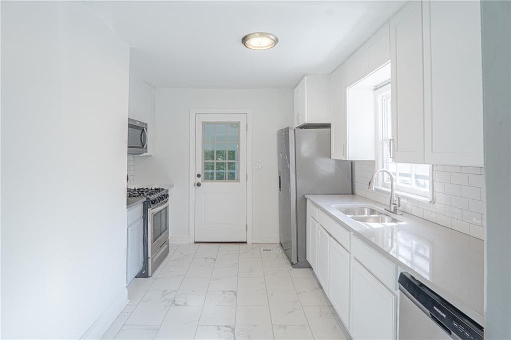 2 bedroom, 1 bathroom, 1,132 sq ft single family residence for rent at 914 Bank Street, Smyrna, GA 30080 for $2,100 a month — photo 3