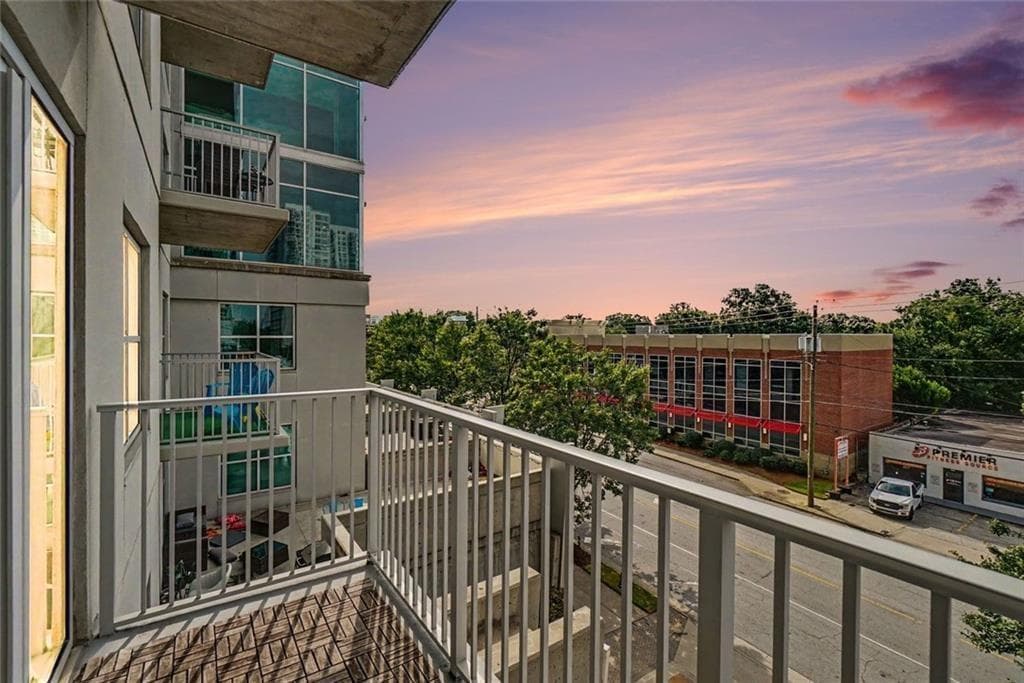 1 bedroom, 1 bathroom, 779 sq ft condominium for sale at 250 Pharr Road 315, Atlanta, GA 30305 — photo 4