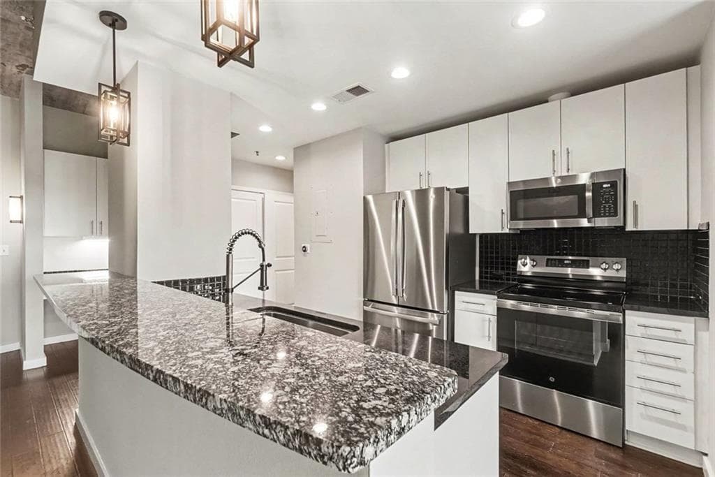 1 bedroom, 1 bathroom, 779 sq ft condominium for sale at 250 Pharr Road 315, Atlanta, GA 30305 — photo 9