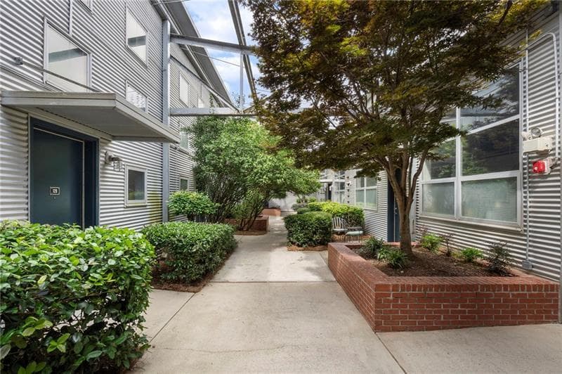 1 bedroom, 2 bathroom, 1,115 sq ft condominium for sale at 400 Village Parkway 128, Atlanta, GA 30306 — photo 3