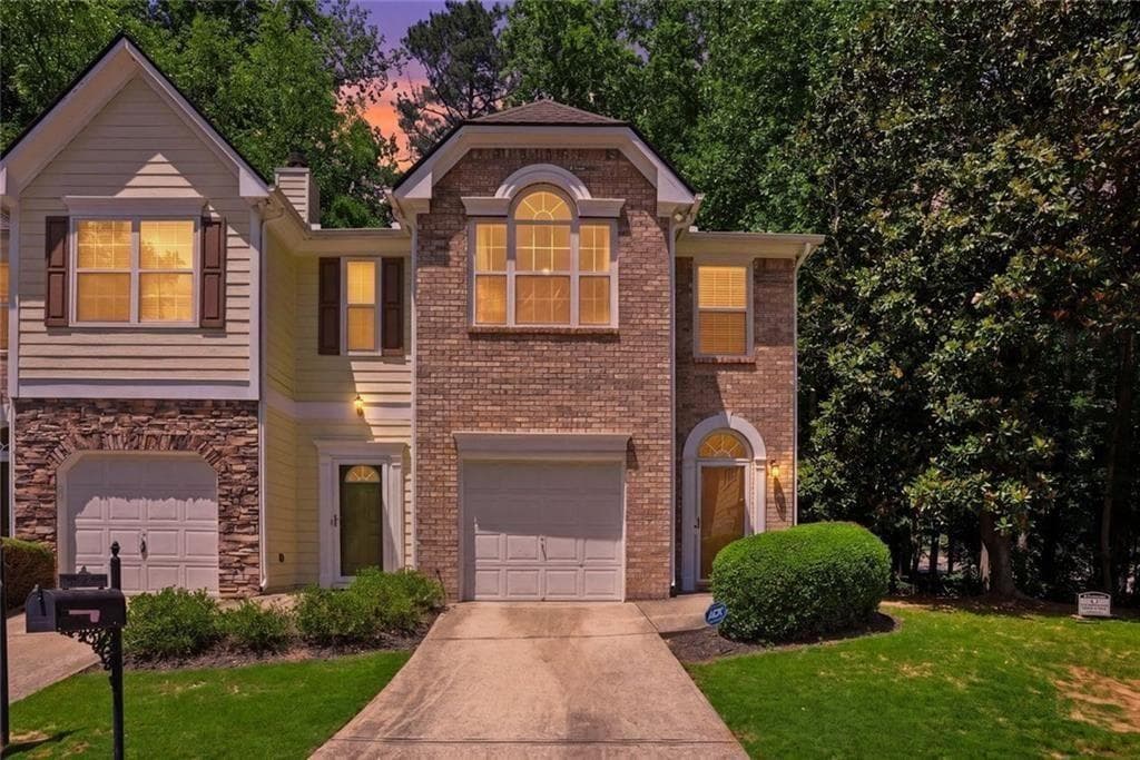 2 bedroom, 3 bathroom, 1,594 sq ft townhouse under contract at 1605 Jackson Trace Court, Atlanta, GA 30318 — photo 2