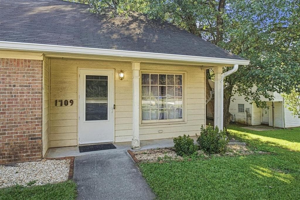 3 bedroom, 3 bathroom, 1,313 sq ft townhouse under contract at 1709 Winchester Way, Conyers, GA 30013 — photo 3