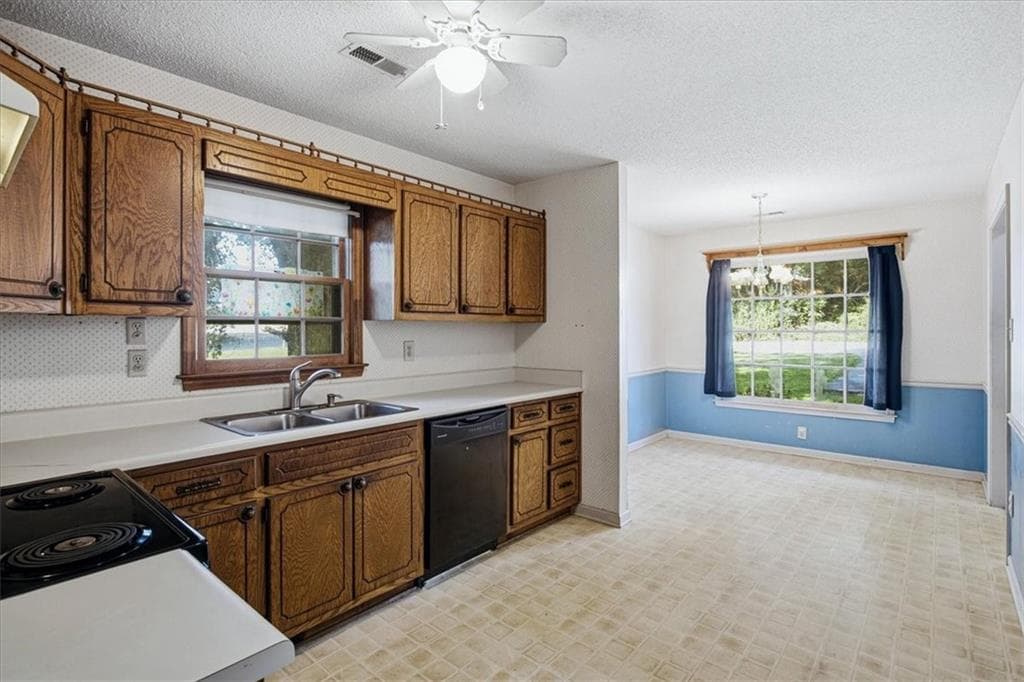 3 bedroom, 3 bathroom, 1,313 sq ft townhouse under contract at 1709 Winchester Way, Conyers, GA 30013 — photo 10