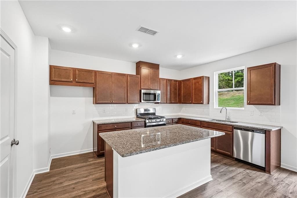 4 bedroom, 3 bathroom, 2,507 sq ft single family residence for sale at 205 Groveton Court, Euharlee, GA 30145 — photo 3