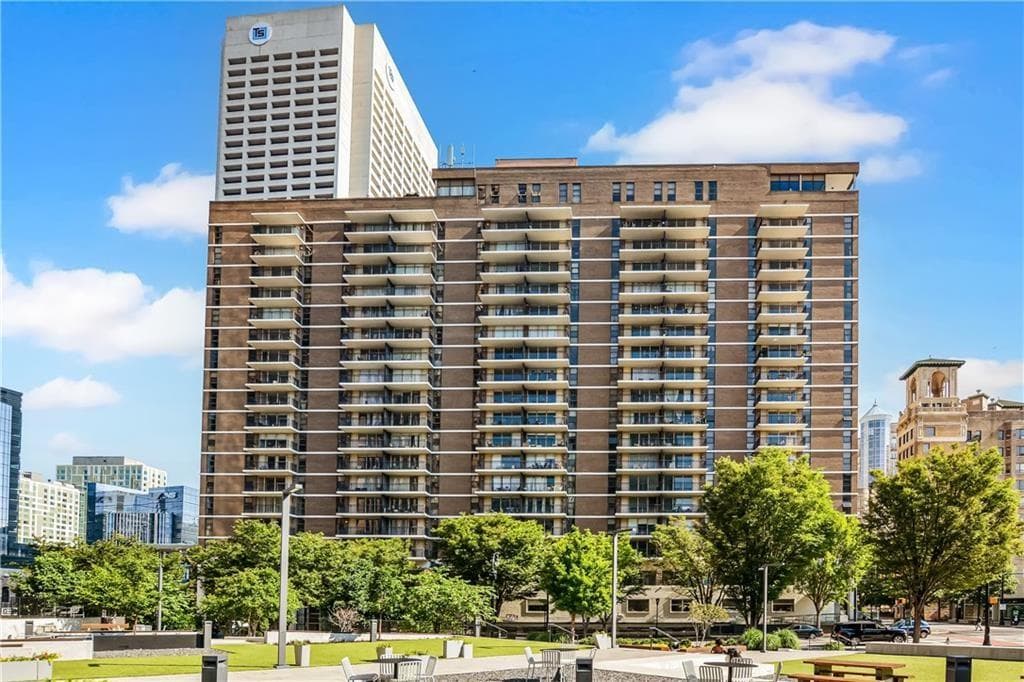 1 bedroom, 1 bathroom, 786 sq ft single family residence for sale at 620 PEACHTREE Street 1909, Atlanta, GA 30308 — photo 2