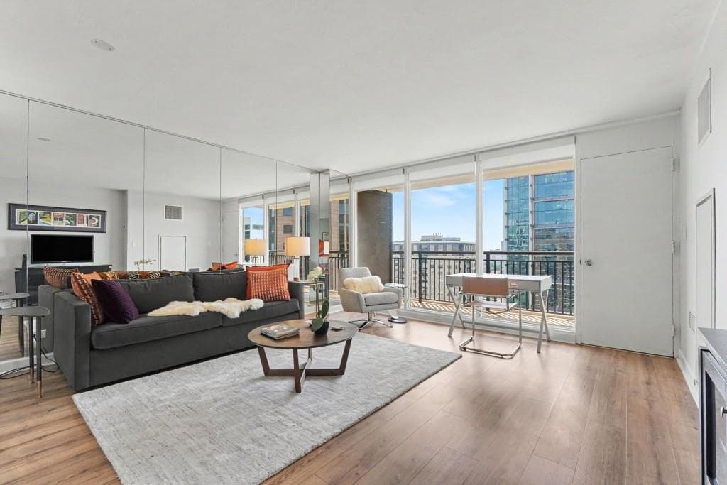 1 bedroom, 1 bathroom, 786 sq ft single family residence for sale at 620 PEACHTREE Street 1909, Atlanta, GA 30308 — photo 6