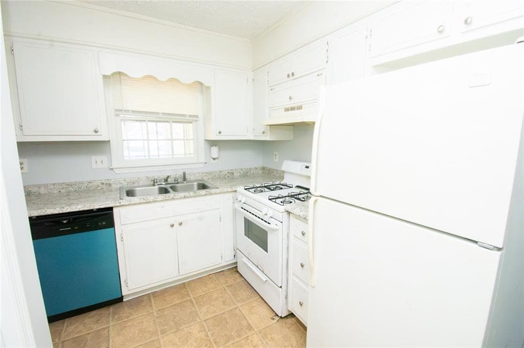 duplex for sale at 6704 Chupp Road, Lithonia, GA 30058 — photo 3