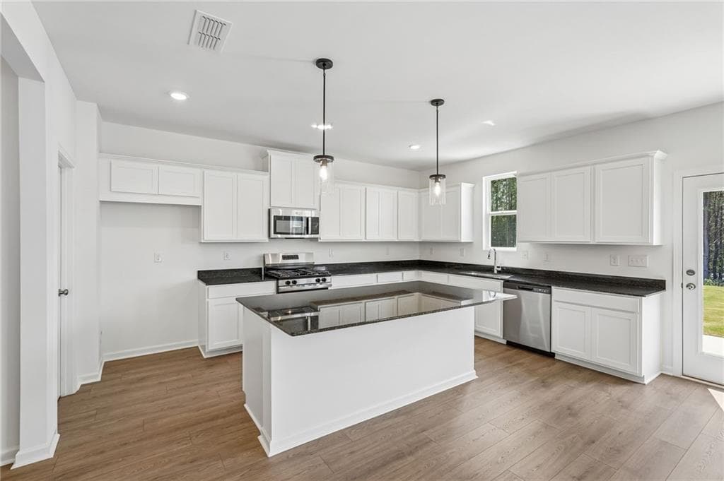 4 bedroom, 3 bathroom, 2,184 sq ft single family residence for sale at 216 Groveton Court, Euharlee, GA 30145 — photo 2