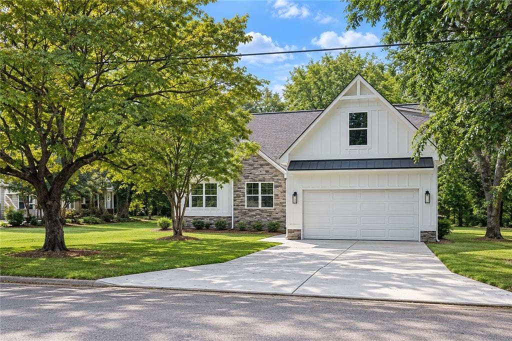 4 bedroom, 3 bathroom, 2,100 sq ft single family residence for sale at 875 Lynn Avenue, Jefferson, GA 30549