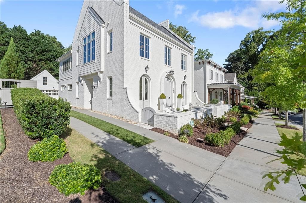 4 bedroom, 5 bathroom, 4,085 sq ft single family residence under contract at 142 Weyhill Court, Alpharetta, GA 30009 — photo 2