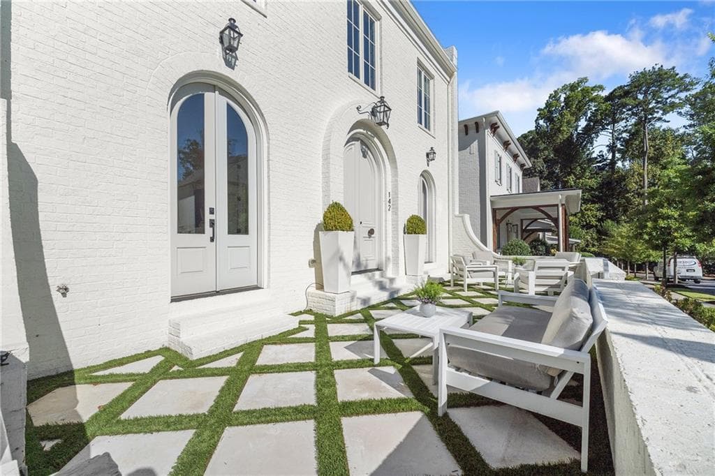 4 bedroom, 5 bathroom, 4,085 sq ft single family residence under contract at 142 Weyhill Court, Alpharetta, GA 30009 — photo 3
