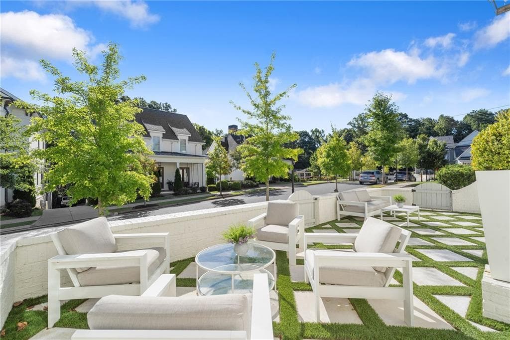 4 bedroom, 5 bathroom, 4,085 sq ft single family residence under contract at 142 Weyhill Court, Alpharetta, GA 30009 — photo 4