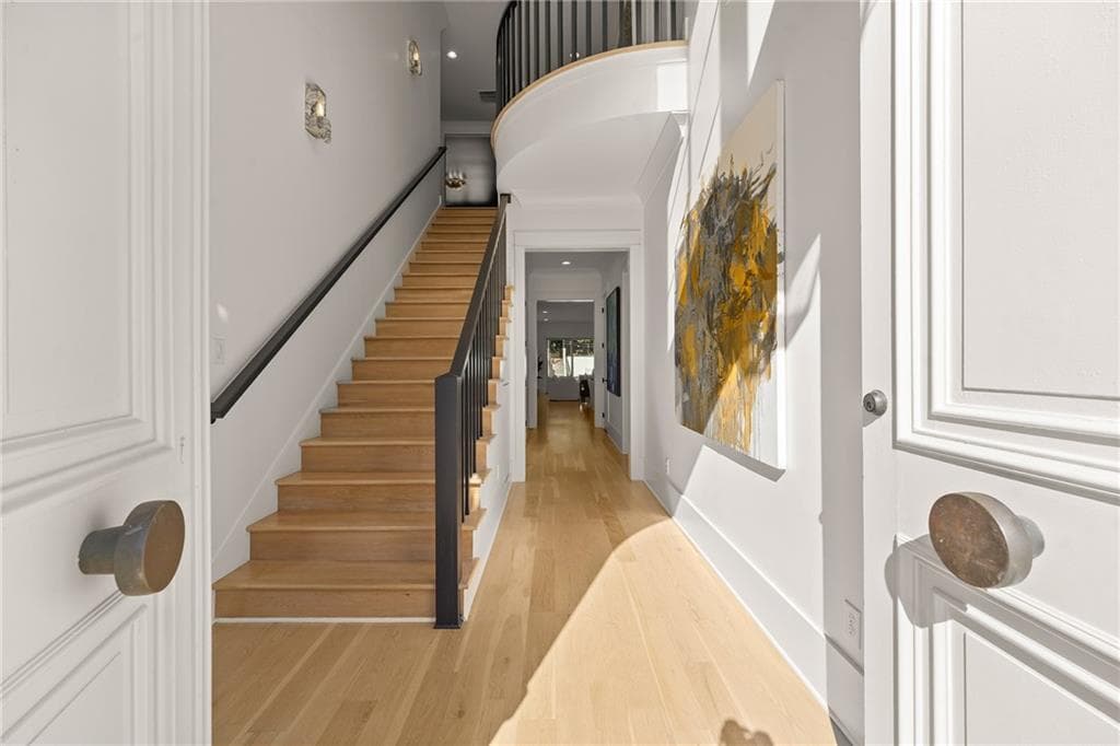4 bedroom, 5 bathroom, 4,085 sq ft single family residence under contract at 142 Weyhill Court, Alpharetta, GA 30009 — photo 6