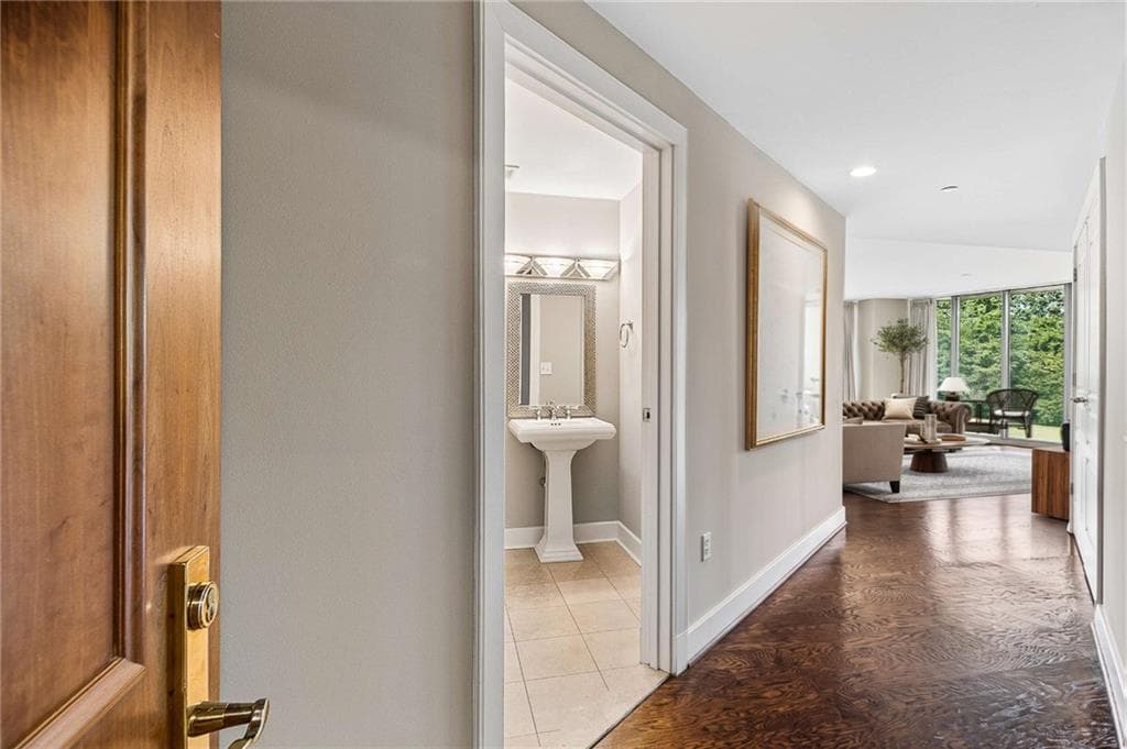 3 bedroom, 3 bathroom, 1,940 sq ft condominium for sale at 700 Park Regency Place 707, Atlanta, GA 30326 — photo 1 of 41