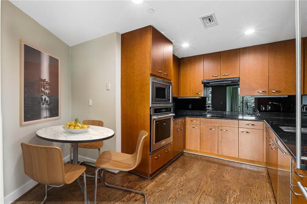 3 bedroom, 3 bathroom, 1,940 sq ft condominium for sale at 700 Park Regency Place 707, Atlanta, GA 30326 — photo 8