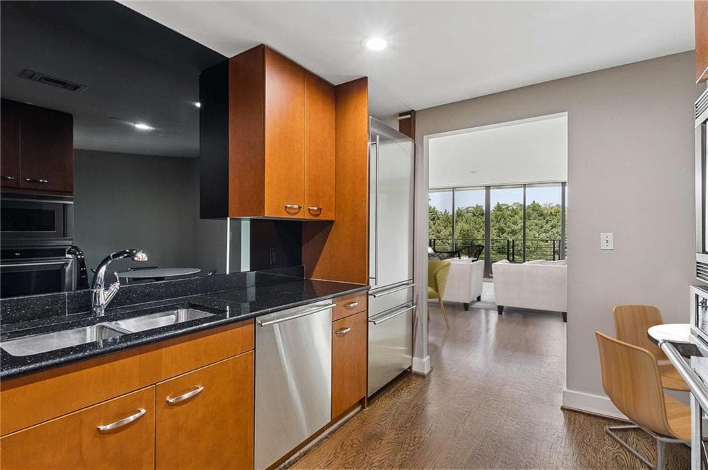 3 bedroom, 3 bathroom, 1,940 sq ft condominium for sale at 700 Park Regency Place 707, Atlanta, GA 30326 — photo 9