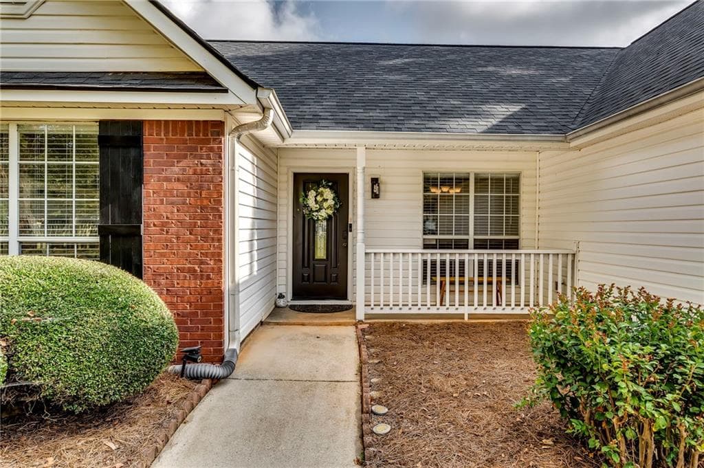 3 bedroom, 2 bathroom, 1,652 sq ft single family residence under contract at 195 Heather Woods Court, Covington, GA 30016 — photo 2