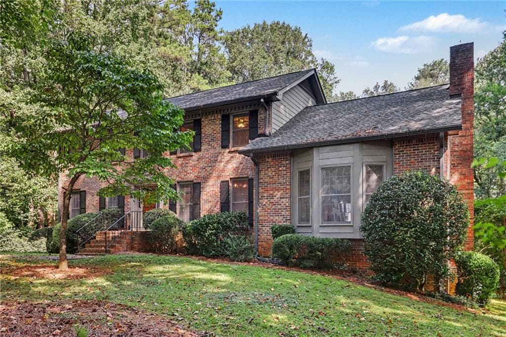 6 bedroom, 3 bathroom, 2,892 sq ft single family residence under contract at 170 Pruitt Drive, Alpharetta, GA 30004 — photo 2