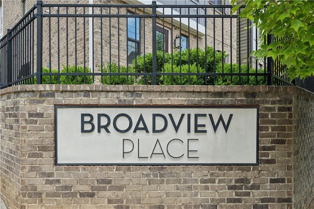 3 bedroom, 3 bathroom, 2,092 sq ft single family residence for sale at 582 Broadview Place, Atlanta, GA 30324 — photo 2