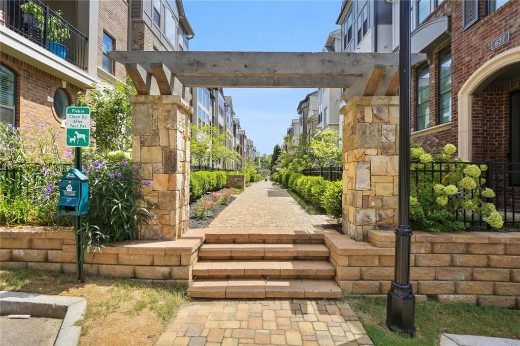 3 bedroom, 3 bathroom, 2,092 sq ft single family residence for sale at 582 Broadview Place, Atlanta, GA 30324 — photo 3