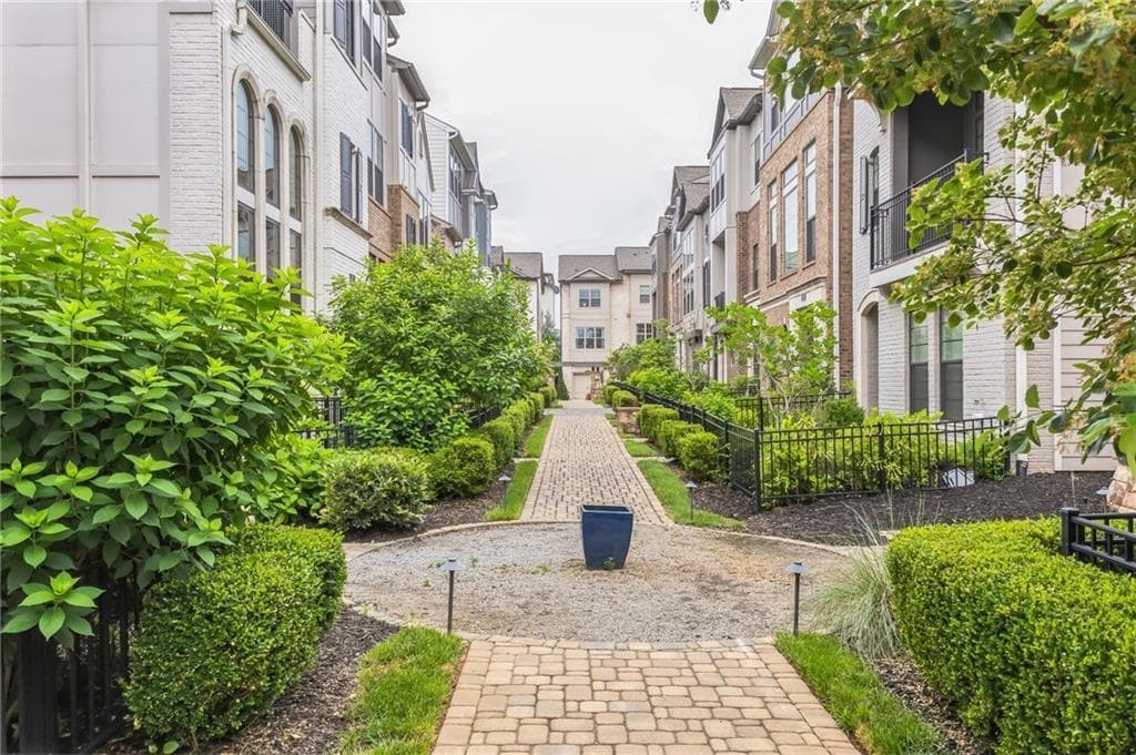 3 bedroom, 3 bathroom, 2,092 sq ft single family residence for sale at 582 Broadview Place, Atlanta, GA 30324 — photo 4