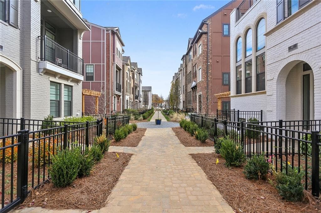 3 bedroom, 3 bathroom, 2,092 sq ft single family residence for sale at 582 Broadview Place, Atlanta, GA 30324 — photo 6