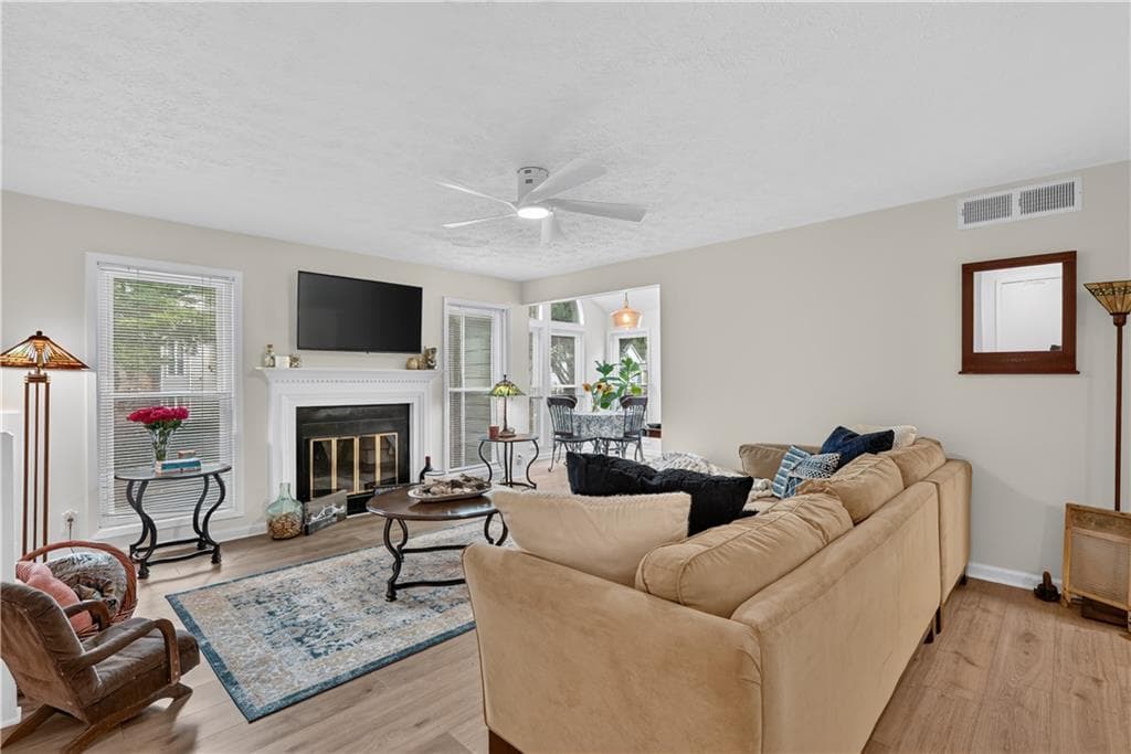 2 bedroom, 2 bathroom, 1,200 sq ft condominium for sale at 1005 Canyon Point Circle, Roswell, GA 30076 — photo 2