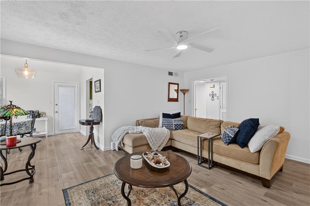 2 bedroom, 2 bathroom, 1,200 sq ft condominium for sale at 1005 Canyon Point Circle, Roswell, GA 30076 — photo 3