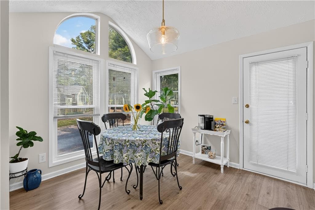 2 bedroom, 2 bathroom, 1,200 sq ft condominium for sale at 1005 Canyon Point Circle, Roswell, GA 30076 — photo 4