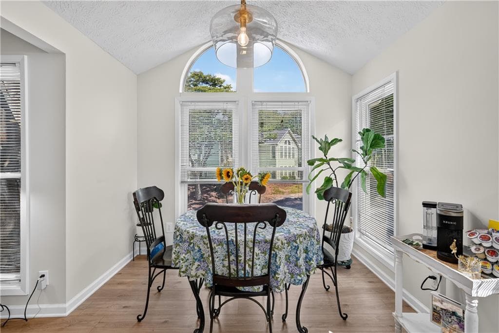 2 bedroom, 2 bathroom, 1,200 sq ft condominium for sale at 1005 Canyon Point Circle, Roswell, GA 30076 — photo 5