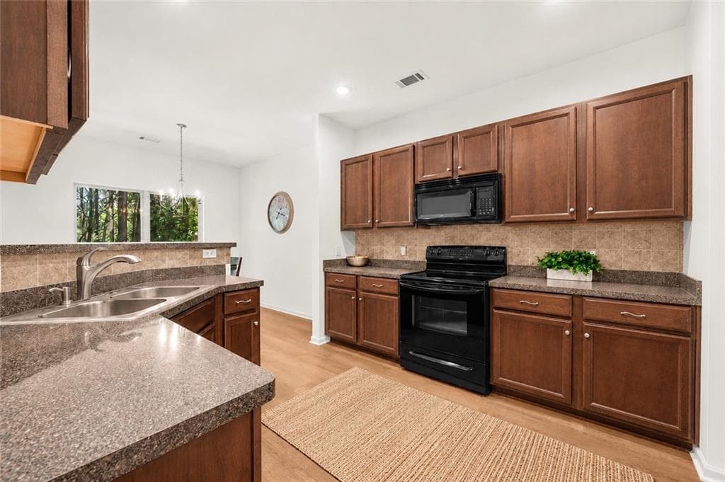 4 bedroom, 3 bathroom, 2,171 sq ft single family residence for sale at 306 Pin Oak Avenue, Woodstock, GA 30188 — photo 4