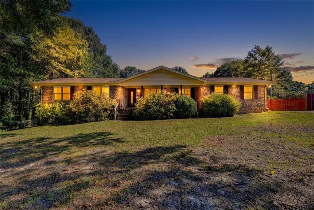 3 bedroom, 2 bathroom, 1,566 sq ft single family residence under contract at 2926 Elizabeth Lane, Snellville, GA 30078