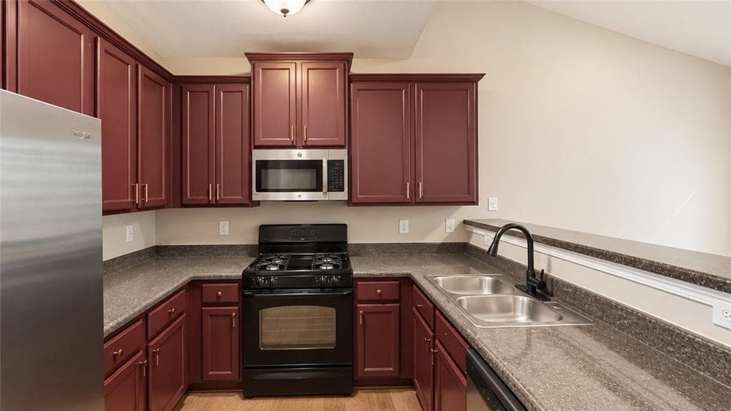 3 bedroom, 2 bathroom, 1,980 sq ft townhouse for sale at 6276 Colonial View, Fairburn, GA 30213 — photo 8