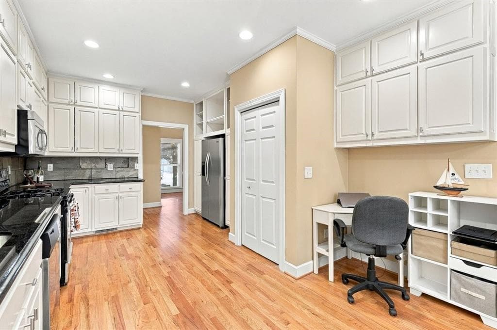 5 bedroom, 4 bathroom, 5,397 sq ft single family residence for sale at 5785 Nash Commons Drive, Stone Mountain, GA 30087 — photo 4